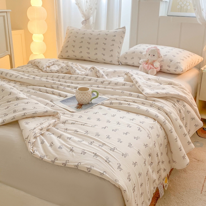 91家纺网 家纺一手货源 找家纺 恋之巢家纺 2026新款四季款可水洗牛奶丝针织棉夏被大豆夏凉被空调被可机洗薄被子被芯直播外贸专供大豆被夏被 斑马先生-软糯