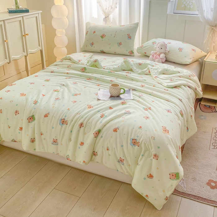 91家纺网 家纺一手货源 找家纺 恋之巢家纺 2026新款四季款可水洗牛奶丝针织棉夏被大豆夏凉被空调被可机洗薄被子被芯直播外贸专供大豆被夏被 卡皮巴拉-绿-软糯