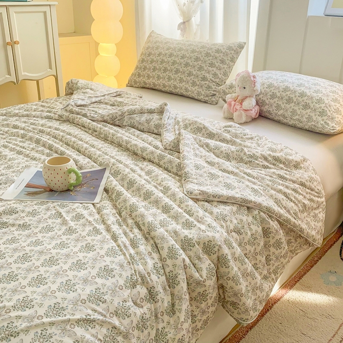 91家纺网 家纺一手货源 找家纺 恋之巢家纺 2026新款四季款可水洗牛奶丝针织棉夏被大豆夏凉被空调被可机洗薄被子被芯直播外贸专供大豆被夏被 蝶梦-软糯