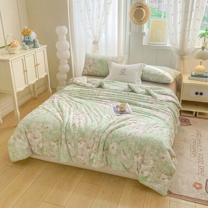 91家纺网 家纺一手货源 找家纺 恋之巢家纺 2026新款四季款可水洗牛奶丝针织棉夏被大豆夏凉被空调被可机洗薄被子被芯直播外贸专供大豆被夏被 缤纷舞叶-绿