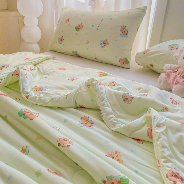 91家纺网 家纺一手货源 找家纺 恋之巢家纺 2026新款四季款可水洗牛奶丝针织棉夏被大豆夏凉被空调被可机洗薄被子被芯直播外贸专供大豆被夏被 卡皮巴拉-绿-软糯