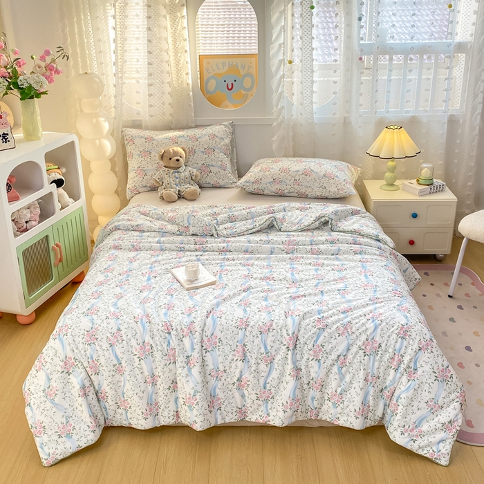 91家纺网 家纺一手货源 找家纺 恋之巢家纺 2026新款四季款可水洗牛奶丝针织棉夏被大豆夏凉被空调被可机洗薄被子被芯直播外贸专供大豆被夏被 花漾-软糯款