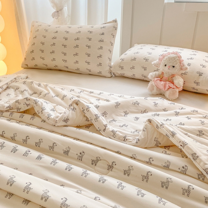 91家纺网 家纺一手货源 找家纺 恋之巢家纺 2026新款四季款可水洗牛奶丝针织棉夏被大豆夏凉被空调被可机洗薄被子被芯直播外贸专供大豆被夏被 斑马先生-软糯