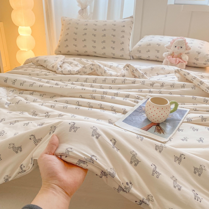 91家纺网 家纺一手货源 找家纺 恋之巢家纺 2026新款四季款可水洗牛奶丝针织棉夏被大豆夏凉被空调被可机洗薄被子被芯直播外贸专供大豆被夏被 斑马先生-软糯