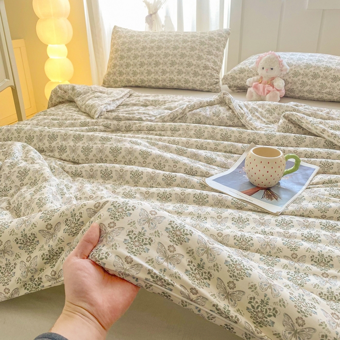 91家纺网 家纺一手货源 找家纺 恋之巢家纺 2026新款四季款可水洗牛奶丝针织棉夏被大豆夏凉被空调被可机洗薄被子被芯直播外贸专供大豆被夏被 蝶梦-软糯