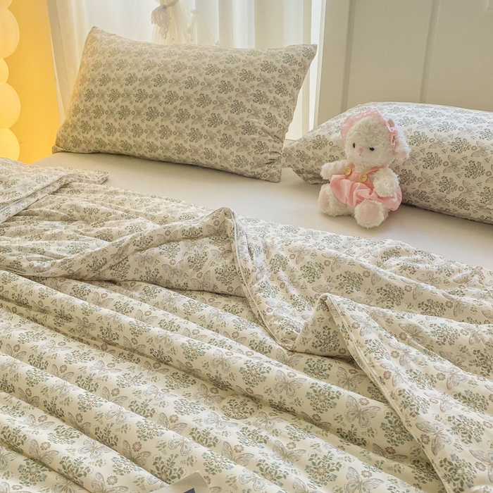 91家纺网 家纺一手货源 找家纺 恋之巢家纺 2026新款四季款可水洗牛奶丝针织棉夏被大豆夏凉被空调被可机洗薄被子被芯直播外贸专供大豆被夏被 蝶梦-软糯