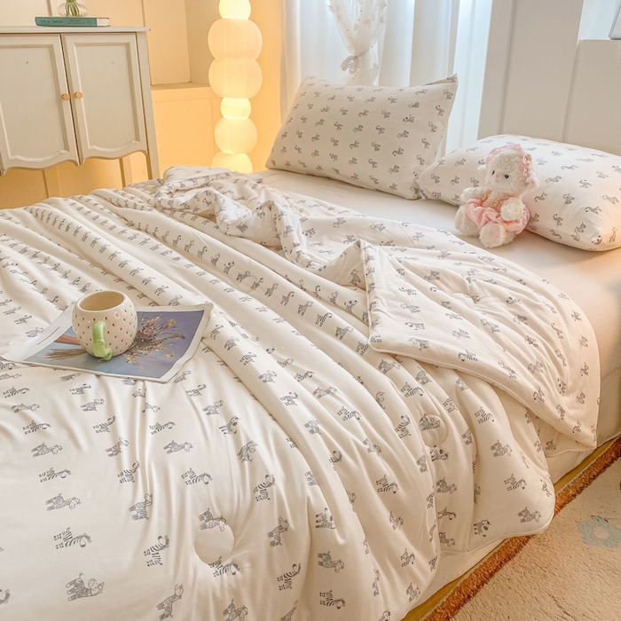 91家纺网 家纺一手货源 找家纺 恋之巢家纺 2026新款四季款可水洗牛奶丝针织棉夏被大豆夏凉被空调被可机洗薄被子被芯直播外贸专供大豆被夏被 斑马先生-软糯