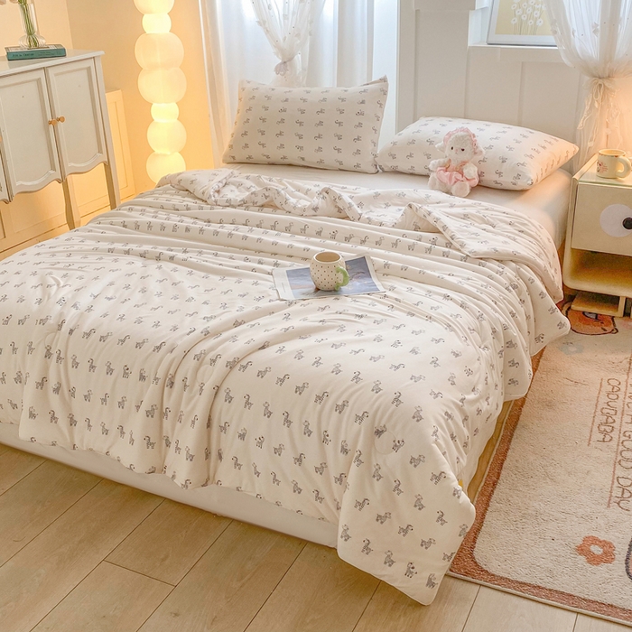 91家纺网 家纺一手货源 找家纺 恋之巢家纺 2026新款四季款可水洗牛奶丝针织棉夏被大豆夏凉被空调被可机洗薄被子被芯直播外贸专供大豆被夏被 斑马先生-软糯