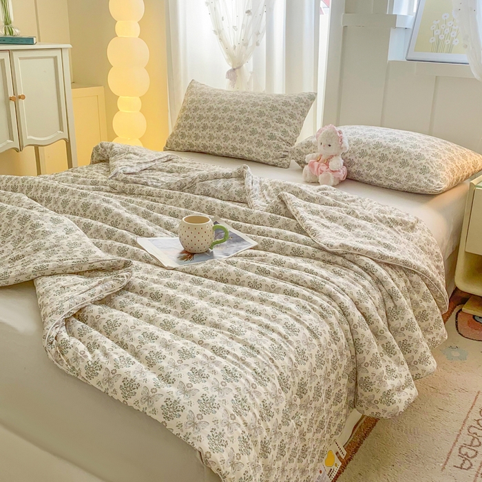 91家纺网 家纺一手货源 找家纺 恋之巢家纺 2026新款四季款可水洗牛奶丝针织棉夏被大豆夏凉被空调被可机洗薄被子被芯直播外贸专供大豆被夏被 蝶梦-软糯