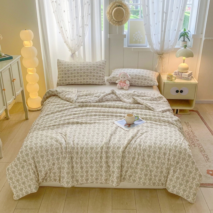 91家纺网 家纺一手货源 找家纺 恋之巢家纺 2026新款四季款可水洗牛奶丝针织棉夏被大豆夏凉被空调被可机洗薄被子被芯直播外贸专供大豆被夏被 蝶梦-软糯