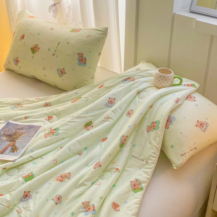 91家纺网 家纺一手货源 找家纺 恋之巢家纺 2026新款四季款可水洗牛奶丝针织棉夏被大豆夏凉被空调被可机洗薄被子被芯直播外贸专供大豆被夏被 卡皮巴拉-绿-软糯