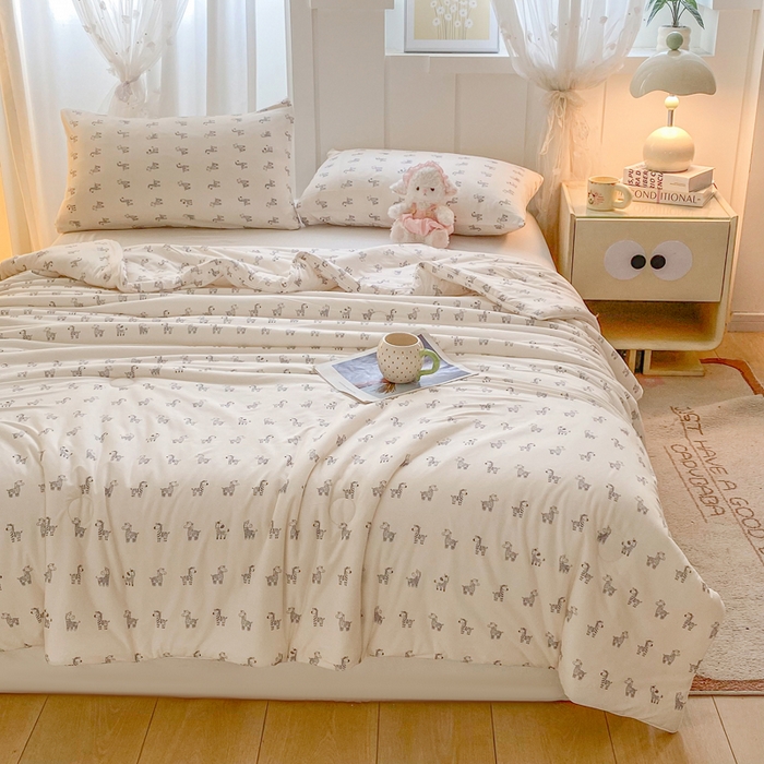 91家纺网 家纺一手货源 找家纺 恋之巢家纺 2026新款四季款可水洗牛奶丝针织棉夏被大豆夏凉被空调被可机洗薄被子被芯直播外贸专供大豆被夏被 斑马先生-软糯