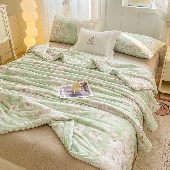 91家纺网 家纺一手货源 找家纺 恋之巢家纺 2026新款四季款可水洗牛奶丝针织棉夏被大豆夏凉被空调被可机洗薄被子被芯直播外贸专供大豆被夏被 缤纷舞叶-绿