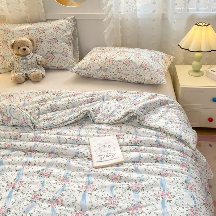 91家纺网 家纺一手货源 找家纺 恋之巢家纺 2026新款四季款可水洗牛奶丝针织棉夏被大豆夏凉被空调被可机洗薄被子被芯直播外贸专供大豆被夏被 花漾-软糯款