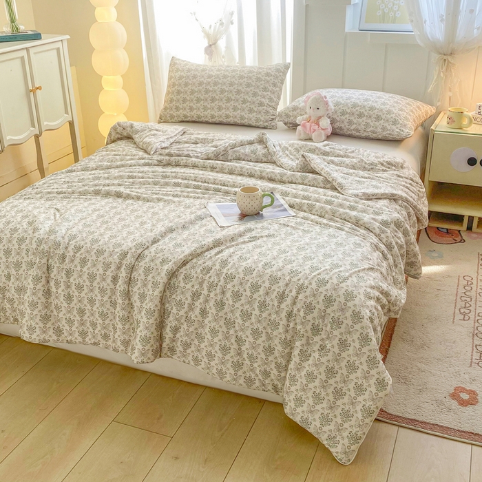 91家纺网 家纺一手货源 找家纺 恋之巢家纺 2026新款四季款可水洗牛奶丝针织棉夏被大豆夏凉被空调被可机洗薄被子被芯直播外贸专供大豆被夏被 蝶梦-软糯