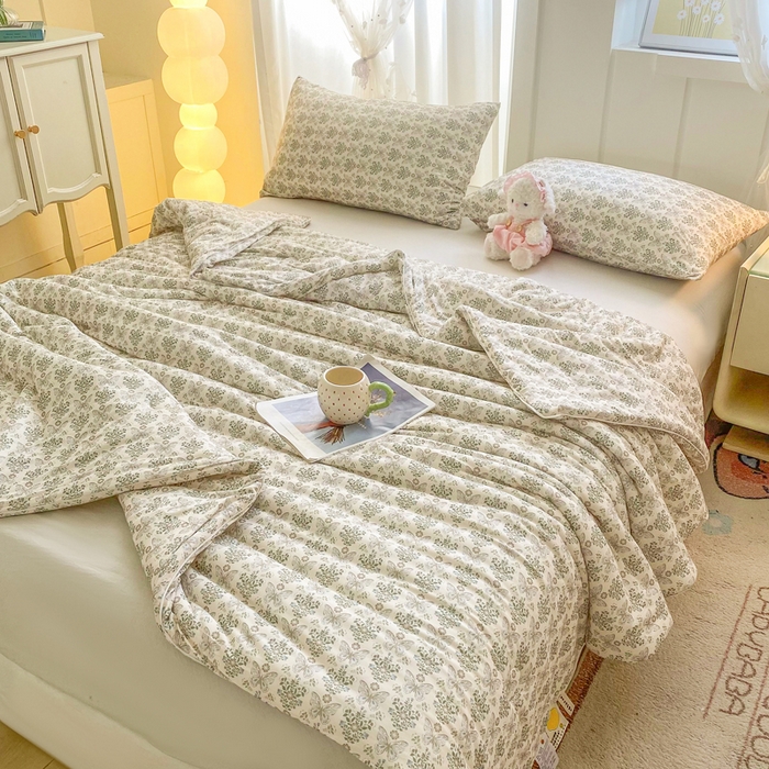 91家纺网 家纺一手货源 找家纺 恋之巢家纺 2026新款四季款可水洗牛奶丝针织棉夏被大豆夏凉被空调被可机洗薄被子被芯直播外贸专供大豆被夏被 蝶梦-软糯