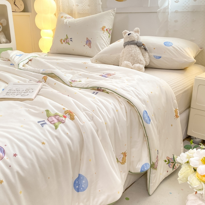 91家纺网 家纺一手货源 找家纺 恋之巢家纺 2026新款四季款可水洗牛奶丝针织棉夏被大豆夏凉被空调被可机洗薄被子被芯直播外贸专供大豆被夏被 英伦王子-软糯款