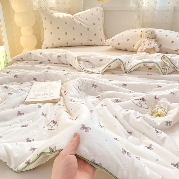 91家纺网 家纺一手货源 找家纺 恋之巢家纺 2026新款四季款可水洗牛奶丝针织棉夏被大豆夏凉被空调被可机洗薄被子被芯直播外贸专供大豆被夏被 小家碧玉-软糯款