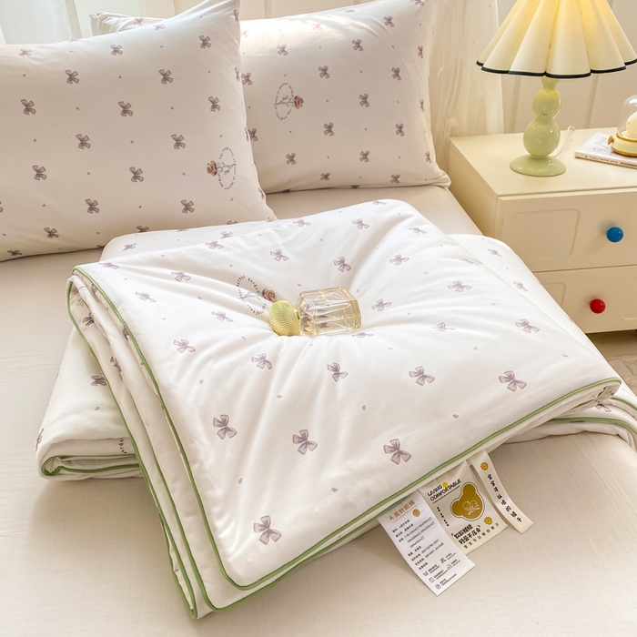 91家纺网 家纺一手货源 找家纺 恋之巢家纺 2026新款四季款可水洗牛奶丝针织棉夏被大豆夏凉被空调被可机洗薄被子被芯直播外贸专供大豆被夏被 小家碧玉-软糯款