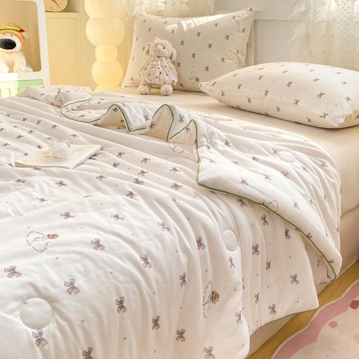 91家纺网 家纺一手货源 找家纺 恋之巢家纺 2026新款四季款可水洗牛奶丝针织棉夏被大豆夏凉被空调被可机洗薄被子被芯直播外贸专供大豆被夏被 小家碧玉-软糯款