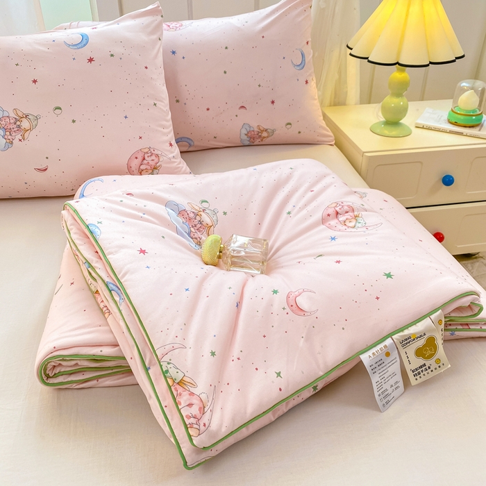 91家纺网 家纺一手货源 找家纺 恋之巢家纺 2026新款四季款可水洗牛奶丝针织棉夏被大豆夏凉被空调被可机洗薄被子被芯直播外贸专供大豆被夏被 软糯月光兔-软糯款