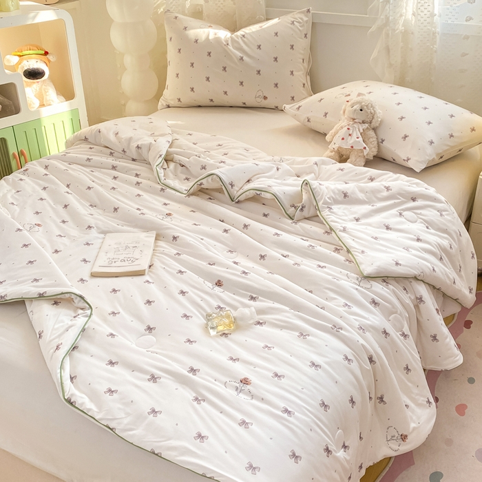 91家纺网 家纺一手货源 找家纺 恋之巢家纺 2026新款四季款可水洗牛奶丝针织棉夏被大豆夏凉被空调被可机洗薄被子被芯直播外贸专供大豆被夏被 小家碧玉-软糯款