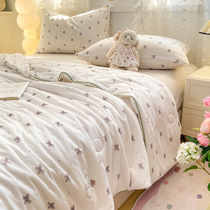 91家纺网 家纺一手货源 找家纺 恋之巢家纺 2026新款四季款可水洗牛奶丝针织棉夏被大豆夏凉被空调被可机洗薄被子被芯直播外贸专供大豆被夏被 小家碧玉-软糯款