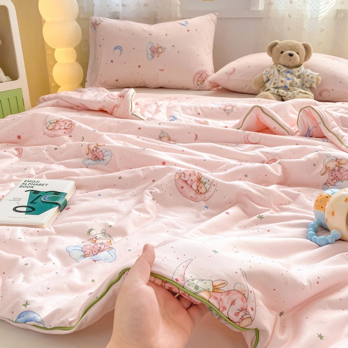 91家纺网 家纺一手货源 找家纺 恋之巢家纺 2026新款四季款可水洗牛奶丝针织棉夏被大豆夏凉被空调被可机洗薄被子被芯直播外贸专供大豆被夏被 软糯月光兔-软糯款