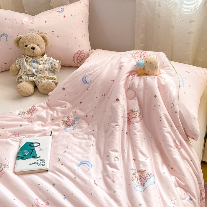 91家纺网 家纺一手货源 找家纺 恋之巢家纺 2026新款四季款可水洗牛奶丝针织棉夏被大豆夏凉被空调被可机洗薄被子被芯直播外贸专供大豆被夏被 软糯月光兔-软糯款