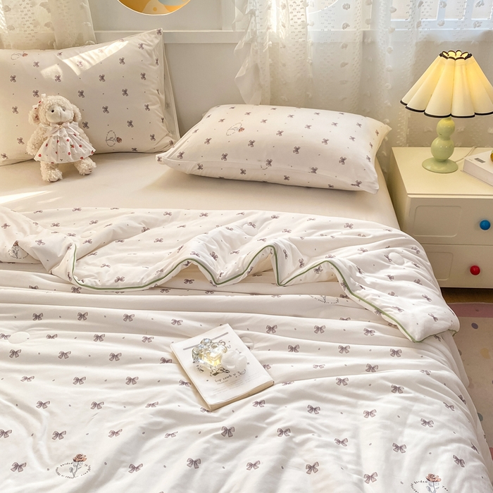 91家纺网 家纺一手货源 找家纺 恋之巢家纺 2026新款四季款可水洗牛奶丝针织棉夏被大豆夏凉被空调被可机洗薄被子被芯直播外贸专供大豆被夏被 小家碧玉-软糯款