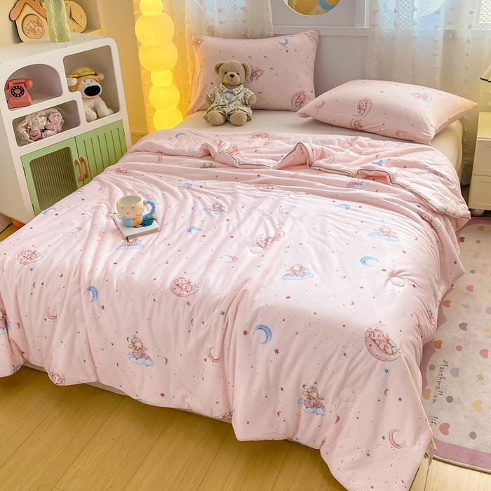 91家纺网 家纺一手货源 找家纺 恋之巢家纺 2026新款四季款可水洗牛奶丝针织棉夏被大豆夏凉被空调被可机洗薄被子被芯直播外贸专供大豆被夏被 软糯月光兔-软糯款