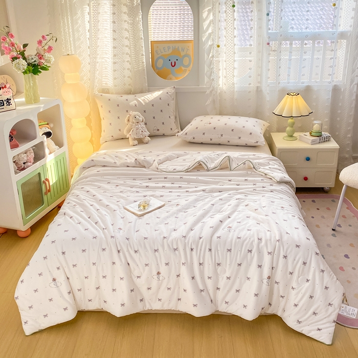 91家纺网 家纺一手货源 找家纺 恋之巢家纺 2026新款四季款可水洗牛奶丝针织棉夏被大豆夏凉被空调被可机洗薄被子被芯直播外贸专供大豆被夏被 小家碧玉-软糯款