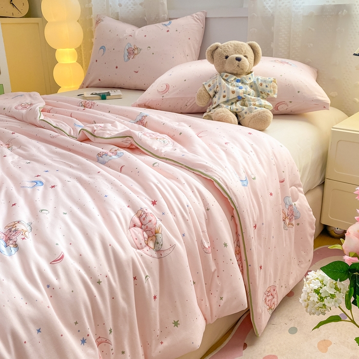 91家纺网 家纺一手货源 找家纺 恋之巢家纺 2026新款四季款可水洗牛奶丝针织棉夏被大豆夏凉被空调被可机洗薄被子被芯直播外贸专供大豆被夏被 软糯月光兔-软糯款