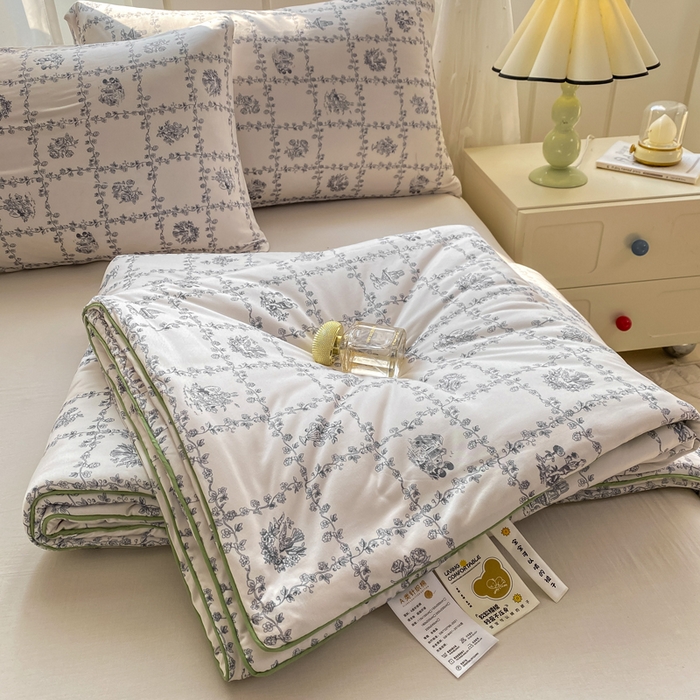 91家纺网 家纺一手货源 找家纺 恋之巢家纺 2026新款四季款可水洗牛奶丝针织棉夏被大豆夏凉被空调被可机洗薄被子被芯直播外贸专供大豆被夏被 依梦-软糯款