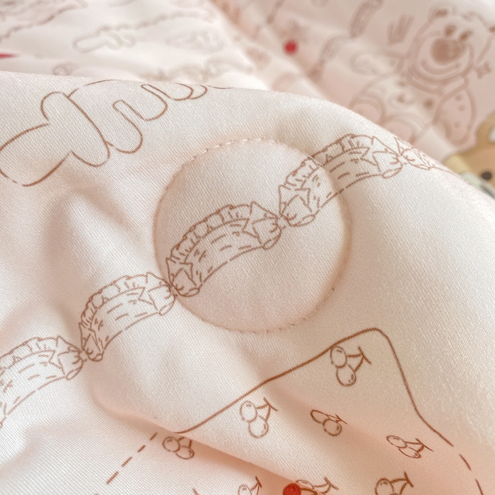 91家纺网 家纺一手货源 找家纺 恋之巢家纺 2026新款四季款可水洗牛奶丝针织棉夏被大豆夏凉被空调被可机洗薄被子被芯直播外贸专供大豆被夏被 英伦熊-软糯款