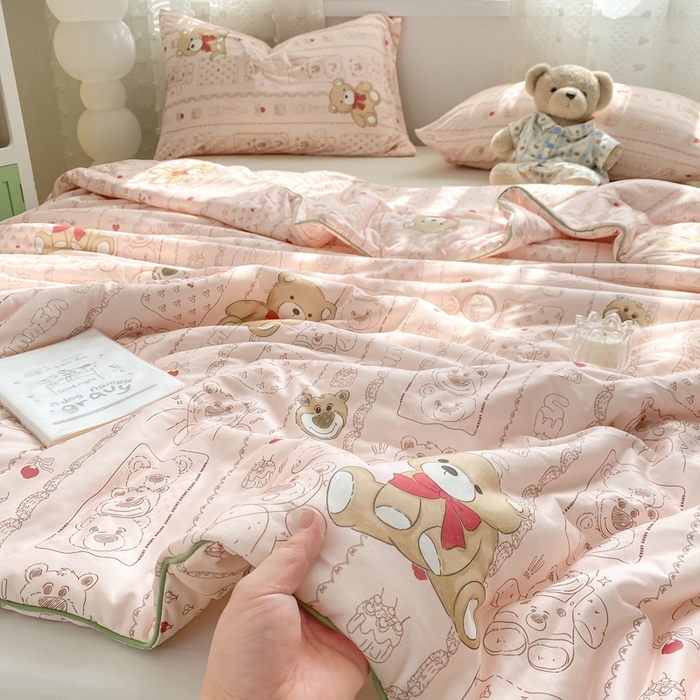 91家纺网 家纺一手货源 找家纺 恋之巢家纺 2026新款四季款可水洗牛奶丝针织棉夏被大豆夏凉被空调被可机洗薄被子被芯直播外贸专供大豆被夏被 英伦熊-软糯款