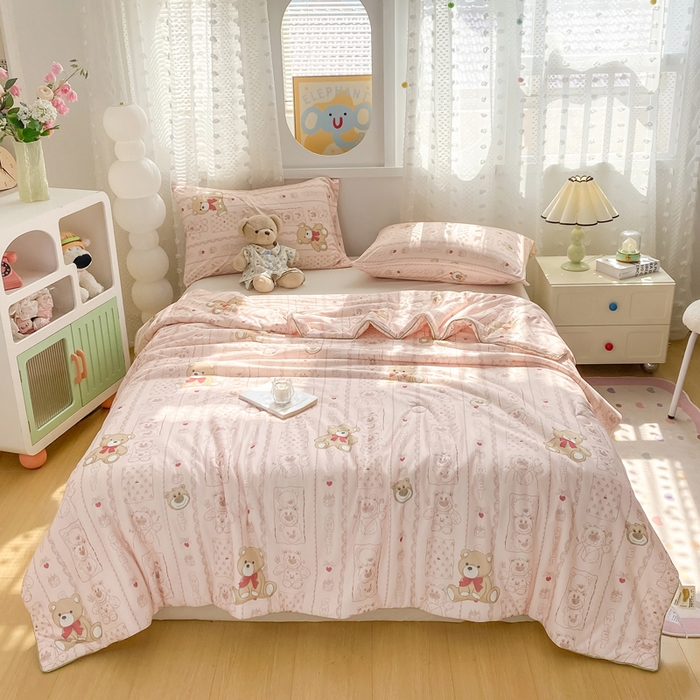 91家纺网 家纺一手货源 找家纺 恋之巢家纺 2026新款四季款可水洗牛奶丝针织棉夏被大豆夏凉被空调被可机洗薄被子被芯直播外贸专供大豆被夏被 英伦熊-软糯款