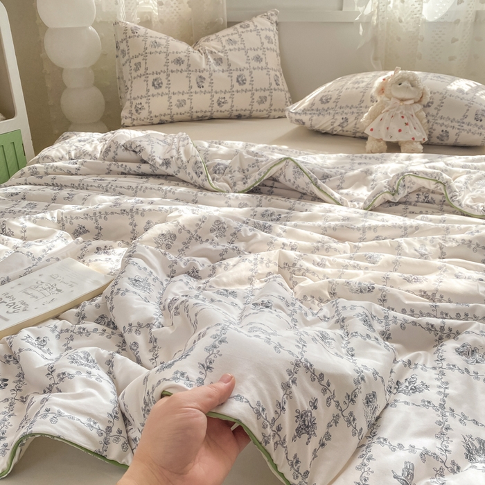 91家纺网 家纺一手货源 找家纺 恋之巢家纺 2026新款四季款可水洗牛奶丝针织棉夏被大豆夏凉被空调被可机洗薄被子被芯直播外贸专供大豆被夏被 依梦-软糯款