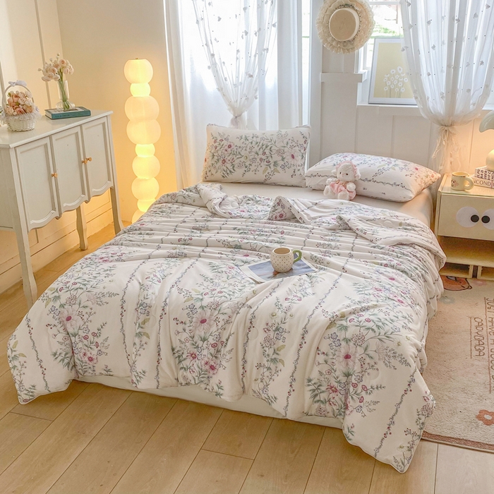 91家纺网 家纺一手货源 找家纺 恋之巢家纺 2026新款四季款可水洗牛奶丝针织棉夏被大豆夏凉被空调被可机洗薄被子被芯直播外贸专供大豆被夏被 花枝蔓-粉-软糯