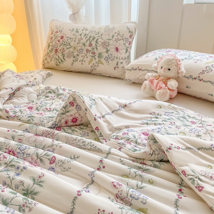 91家纺网 家纺一手货源 找家纺 恋之巢家纺 2026新款四季款可水洗牛奶丝针织棉夏被大豆夏凉被空调被可机洗薄被子被芯直播外贸专供大豆被夏被 花枝蔓-粉-软糯