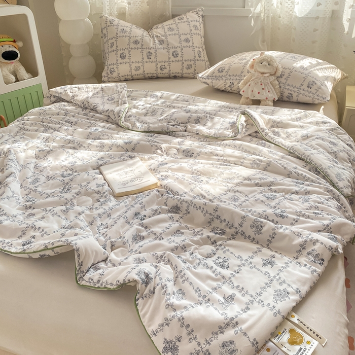 91家纺网 家纺一手货源 找家纺 恋之巢家纺 2026新款四季款可水洗牛奶丝针织棉夏被大豆夏凉被空调被可机洗薄被子被芯直播外贸专供大豆被夏被 依梦-软糯款