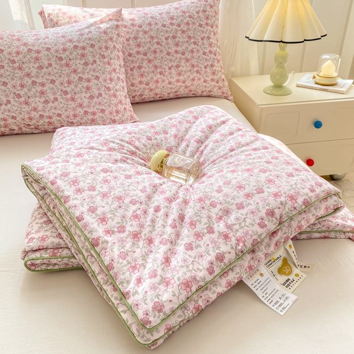 91家纺网 家纺一手货源 找家纺 恋之巢家纺 2026新款四季款可水洗牛奶丝针织棉夏被大豆夏凉被空调被可机洗薄被子被芯直播外贸专供大豆被夏被 花依梦-软糯款