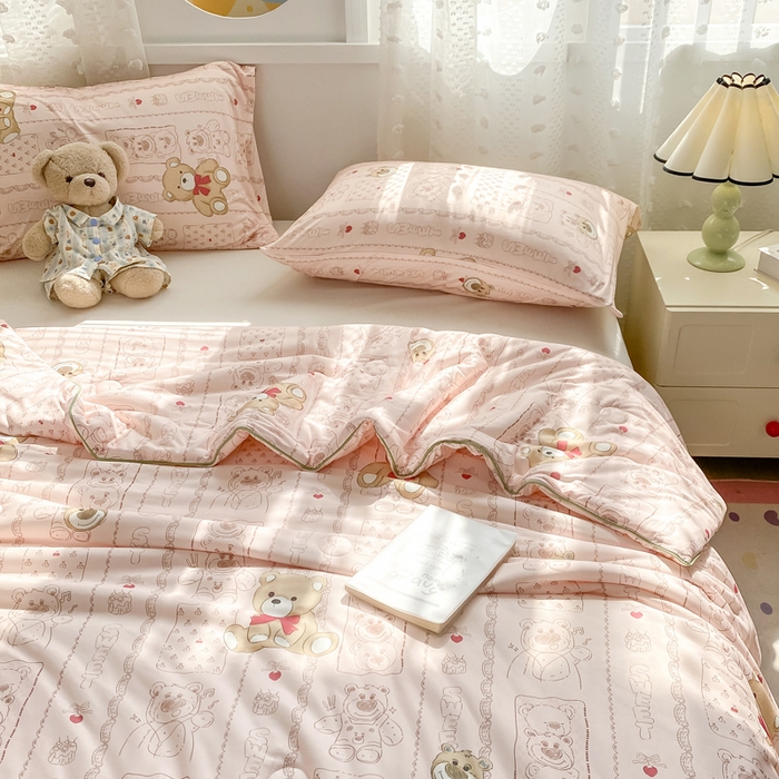 91家纺网 家纺一手货源 找家纺 恋之巢家纺 2026新款四季款可水洗牛奶丝针织棉夏被大豆夏凉被空调被可机洗薄被子被芯直播外贸专供大豆被夏被 英伦熊-软糯款