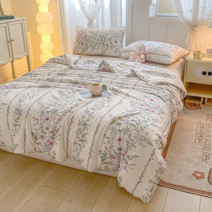 91家纺网 家纺一手货源 找家纺 恋之巢家纺 2026新款四季款可水洗牛奶丝针织棉夏被大豆夏凉被空调被可机洗薄被子被芯直播外贸专供大豆被夏被 花枝蔓-粉-软糯