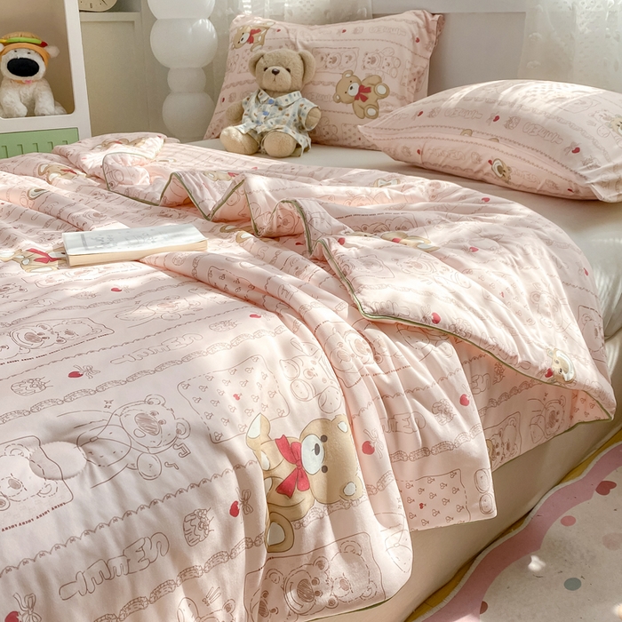 91家纺网 家纺一手货源 找家纺 恋之巢家纺 2026新款四季款可水洗牛奶丝针织棉夏被大豆夏凉被空调被可机洗薄被子被芯直播外贸专供大豆被夏被 英伦熊-软糯款