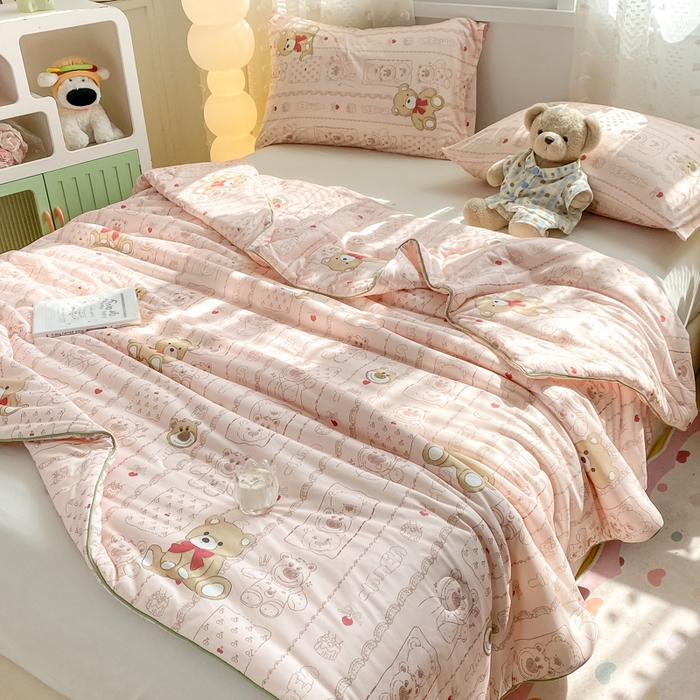 91家纺网 家纺一手货源 找家纺 恋之巢家纺 2026新款四季款可水洗牛奶丝针织棉夏被大豆夏凉被空调被可机洗薄被子被芯直播外贸专供大豆被夏被 英伦熊-软糯款