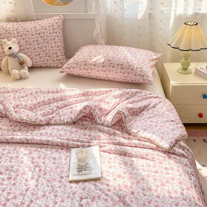 91家纺网 家纺一手货源 找家纺 恋之巢家纺 2026新款四季款可水洗牛奶丝针织棉夏被大豆夏凉被空调被可机洗薄被子被芯直播外贸专供大豆被夏被 花依梦-软糯款