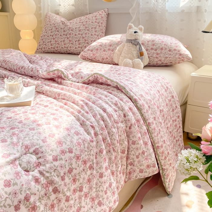 91家纺网 家纺一手货源 找家纺 恋之巢家纺 2026新款四季款可水洗牛奶丝针织棉夏被大豆夏凉被空调被可机洗薄被子被芯直播外贸专供大豆被夏被 花依梦-软糯款