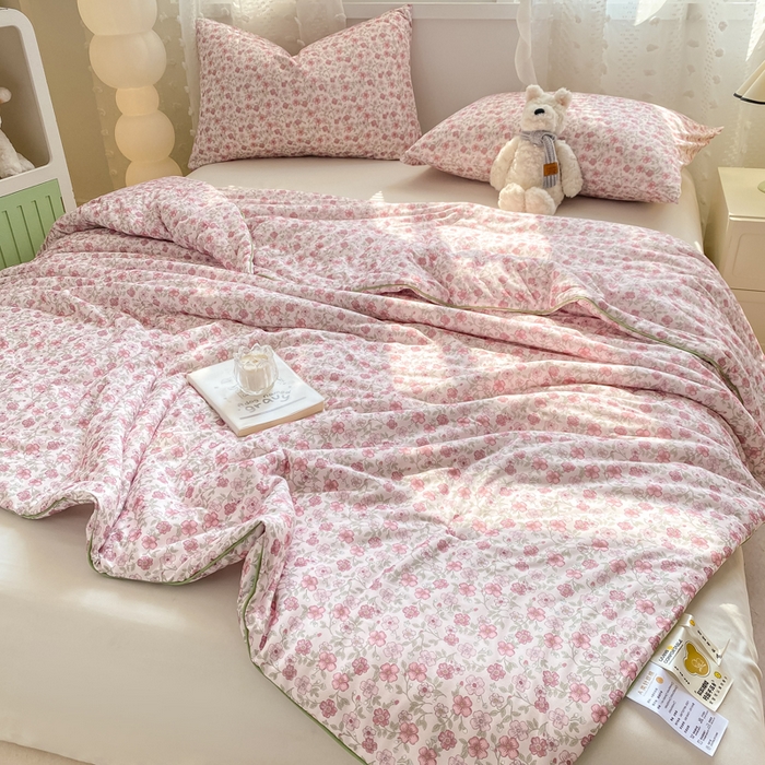 91家纺网 家纺一手货源 找家纺 恋之巢家纺 2026新款四季款可水洗牛奶丝针织棉夏被大豆夏凉被空调被可机洗薄被子被芯直播外贸专供大豆被夏被 花依梦-软糯款