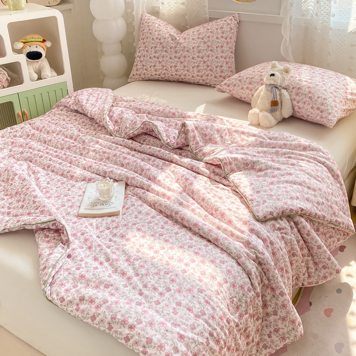 91家纺网 家纺一手货源 找家纺 恋之巢家纺 2026新款四季款可水洗牛奶丝针织棉夏被大豆夏凉被空调被可机洗薄被子被芯直播外贸专供大豆被夏被 花依梦-软糯款